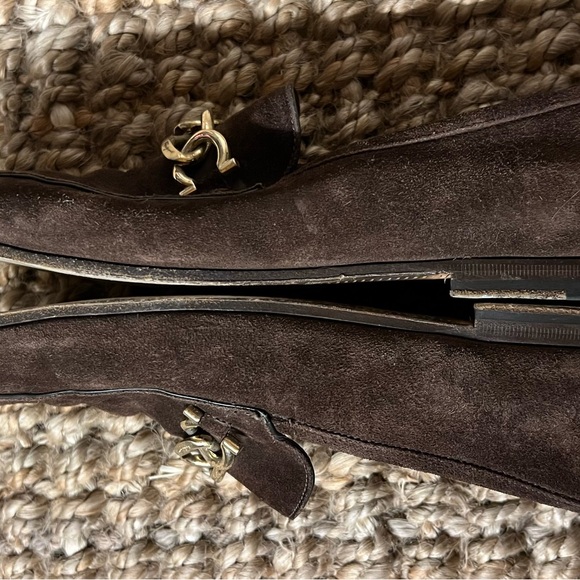 Salvatore Ferragamo Men's Dark Brown Suede Loafers with Gold Chain - Picture 4 of 7